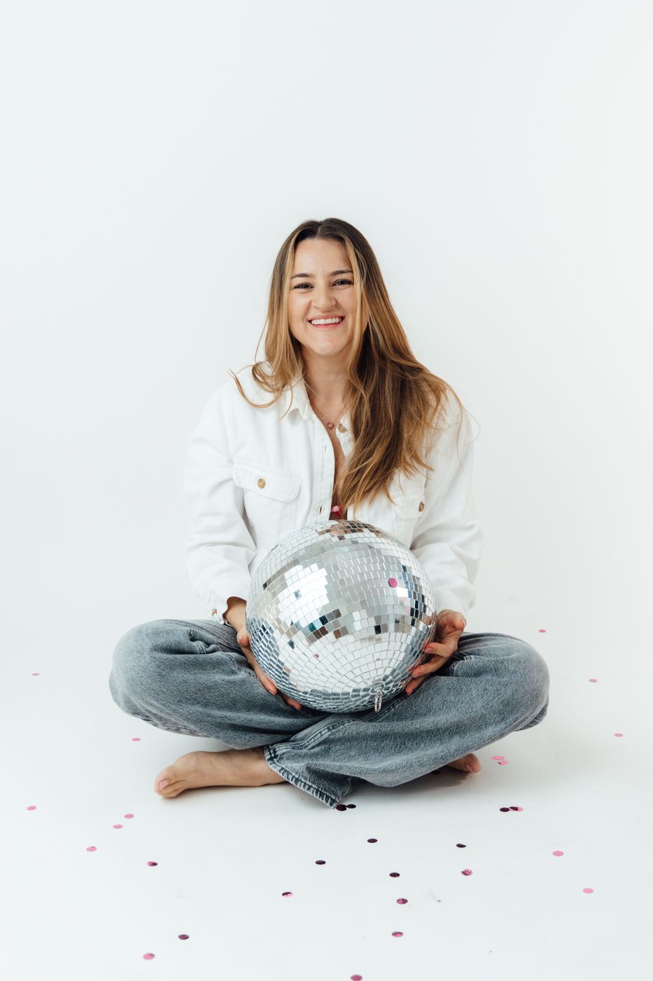 La fotógrafa de Tropical Weddings CR sonriendo con una bola de disco