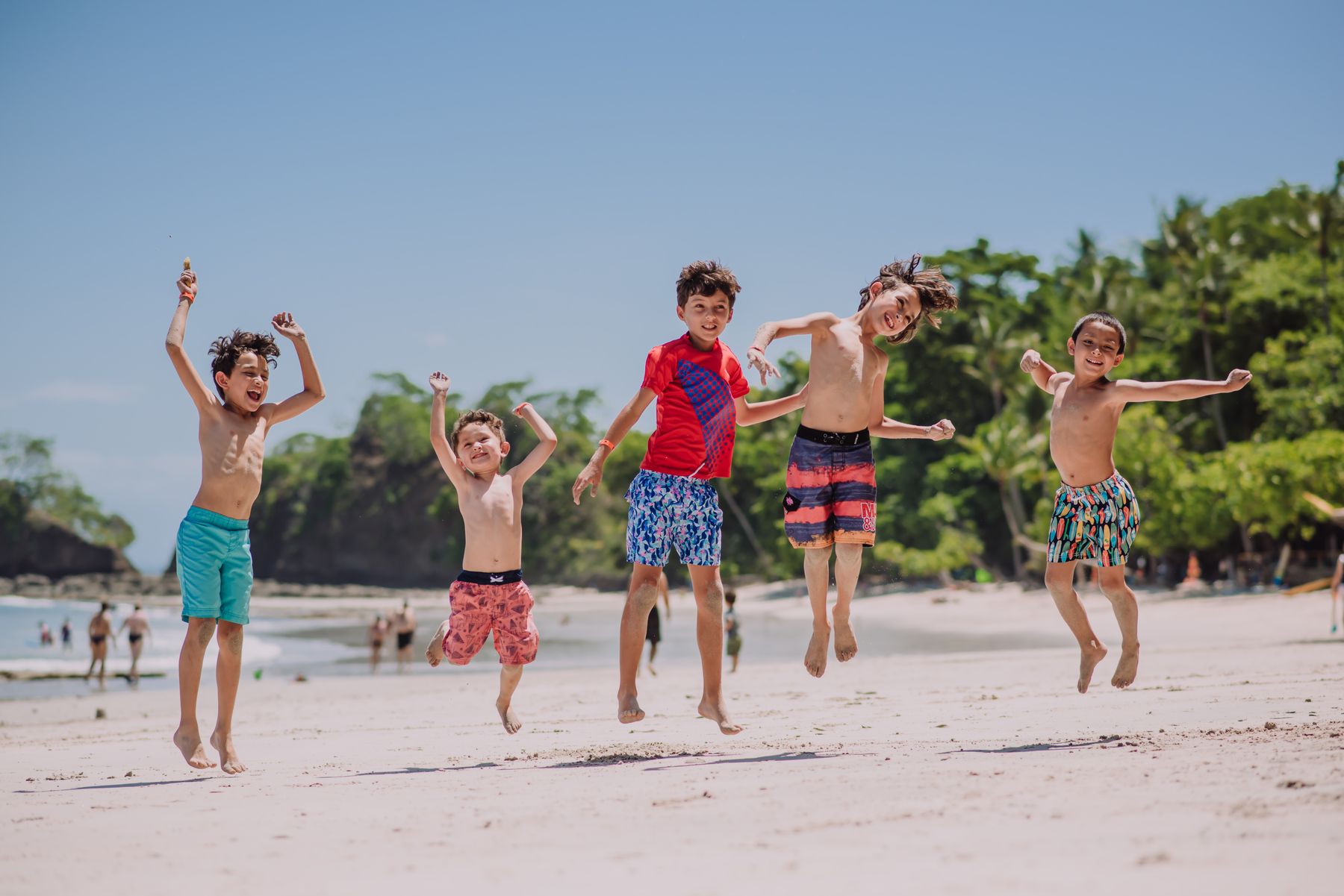 Niños saltando en la playa