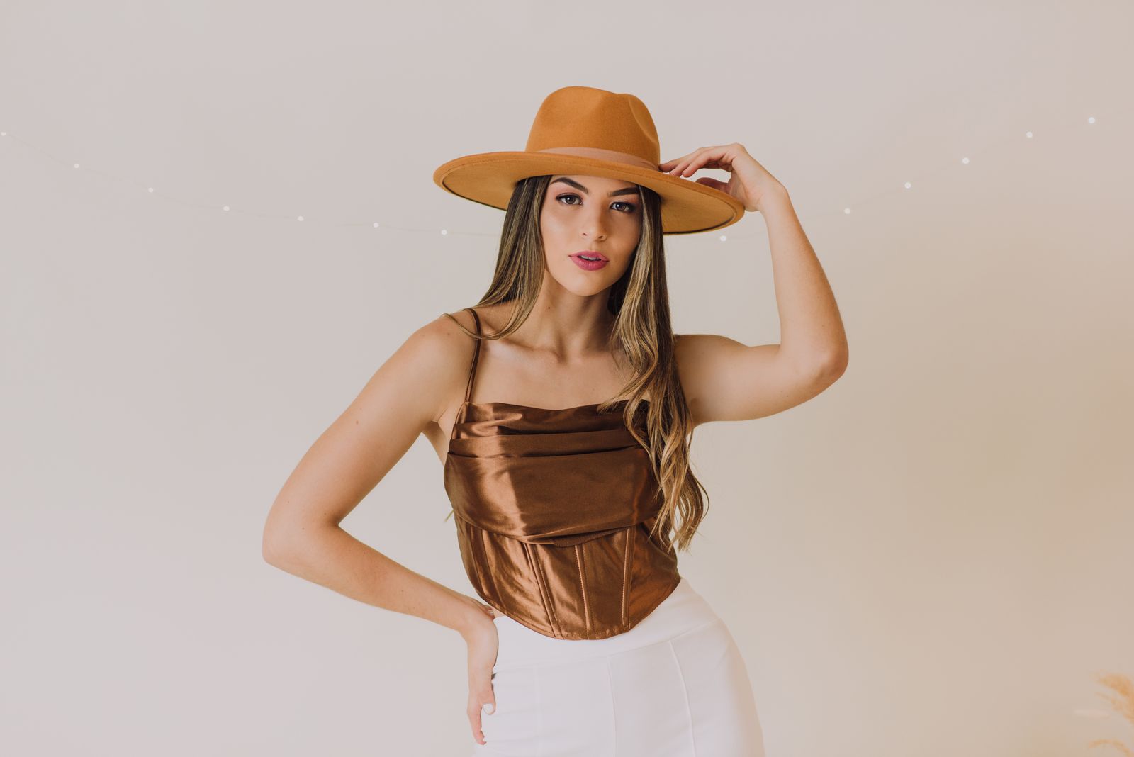Retrato de estudio de una mujer con sombrero